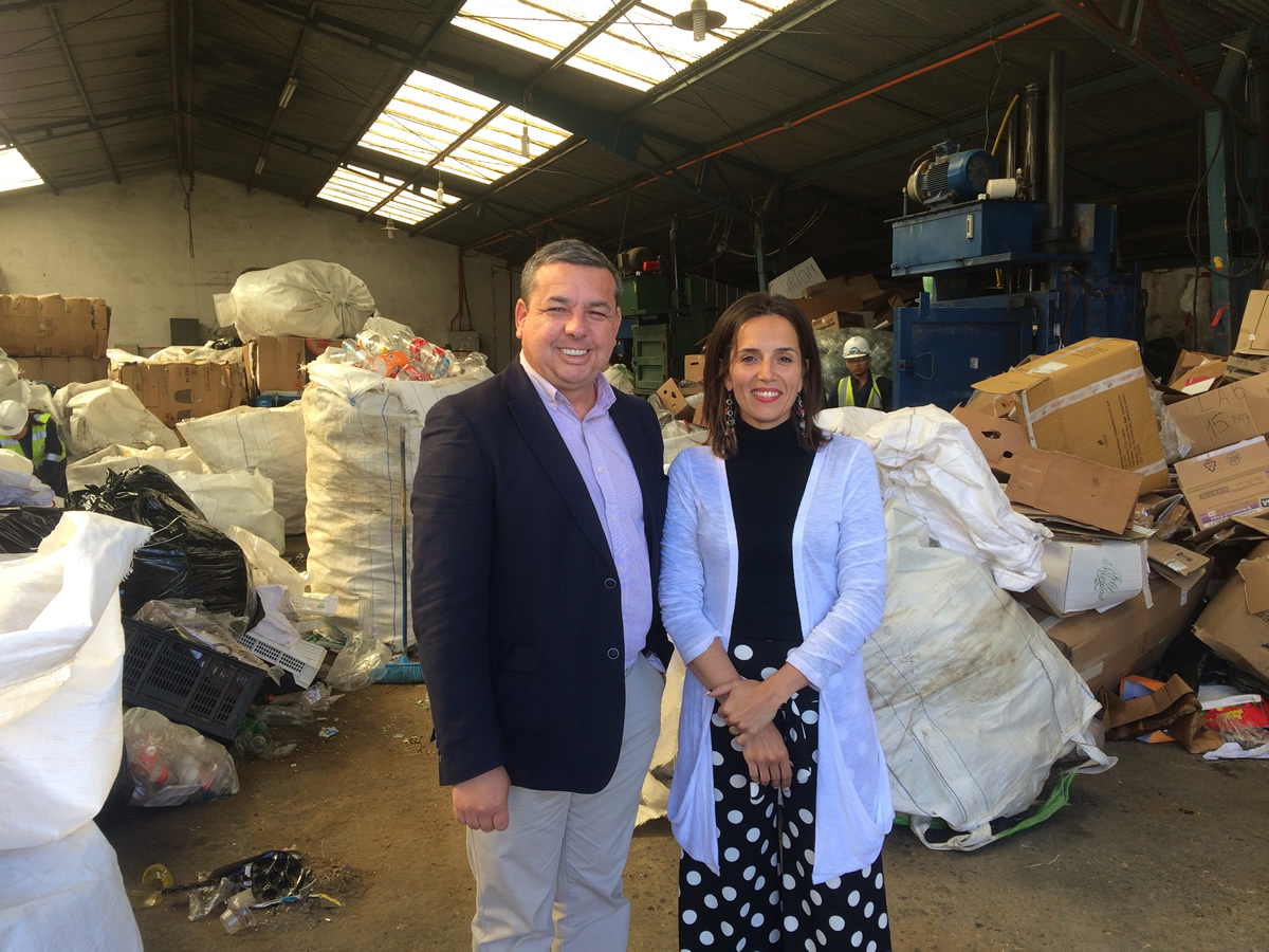 MUNICIPIO DE CABO DE HORNOS FIRMA CONVENIO CON EMPRESA DE RECICLAJE QUE BUSCA SACAR LOS VIDRIOS DE LA ISLA NAVARINO